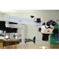 Стерео микроскоп Stemi 305 с настольным штативом и Stemi-Spot освещения Перпендикулярно